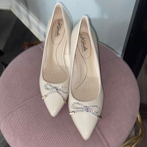 Size 10 Lifestride bow topped heels.